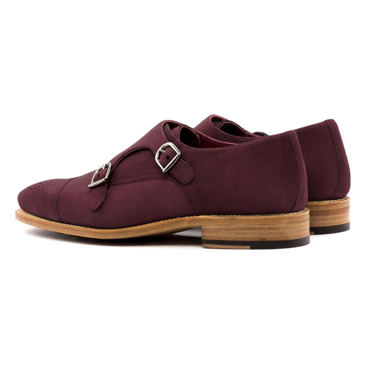 Chaussure double boucle en daim bordeaux, la paire vue de trois quarts arrière