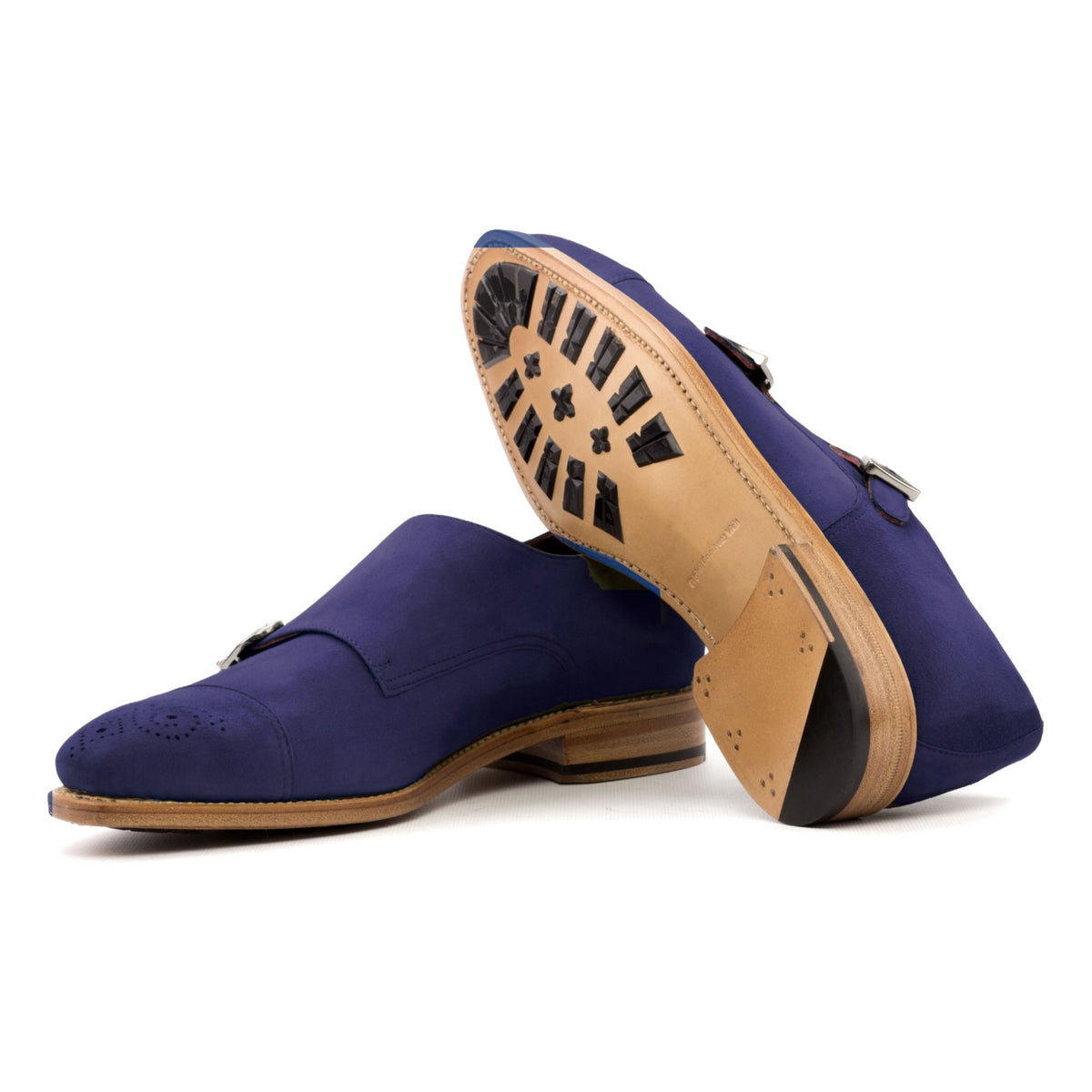 Chaussure double boucle en daim de chevreau bleu marine : une chaussure debout, l’autre couchée montre sa semelle