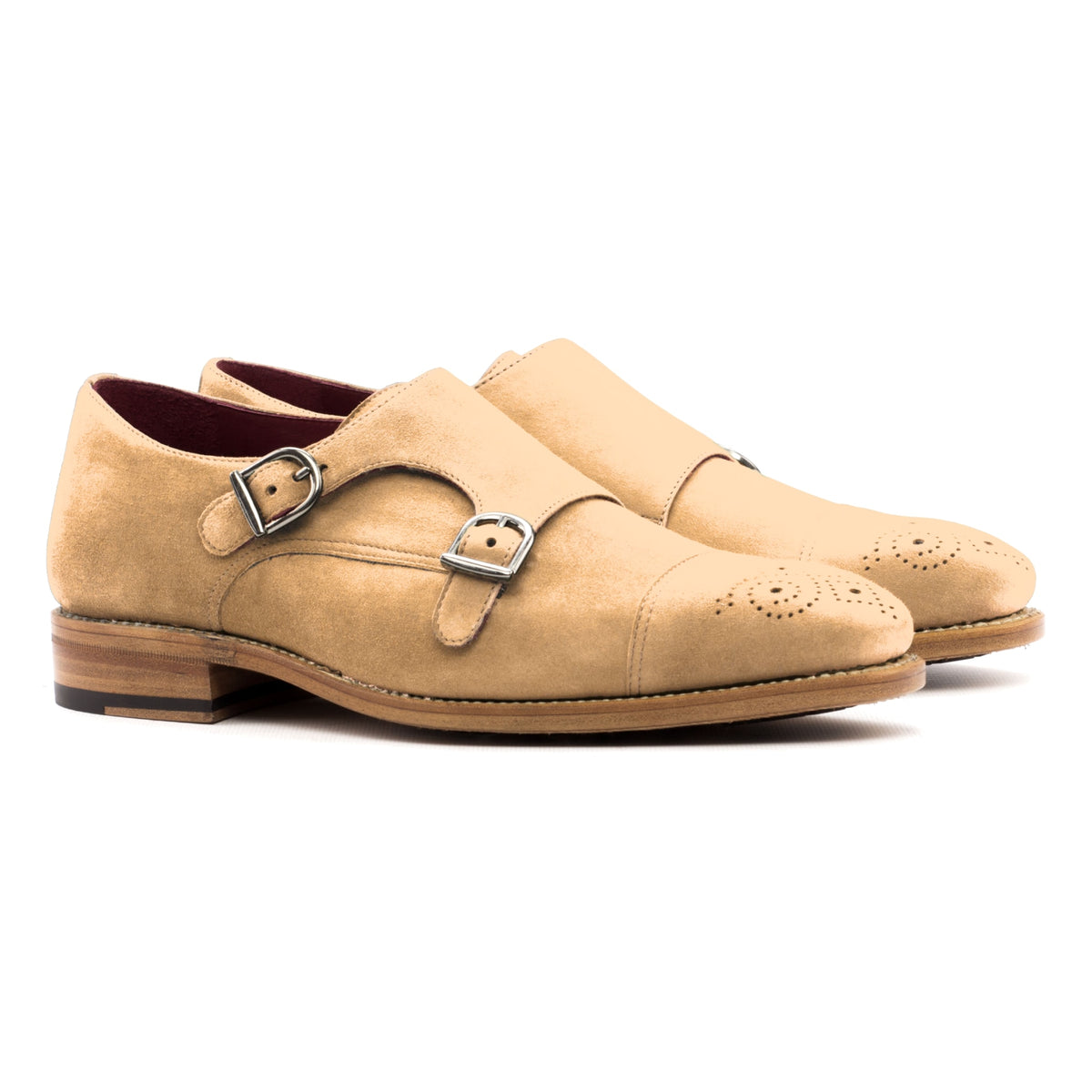 Chaussure double boucle en daim de chevreau camel, la paire vue de trois quarts avant