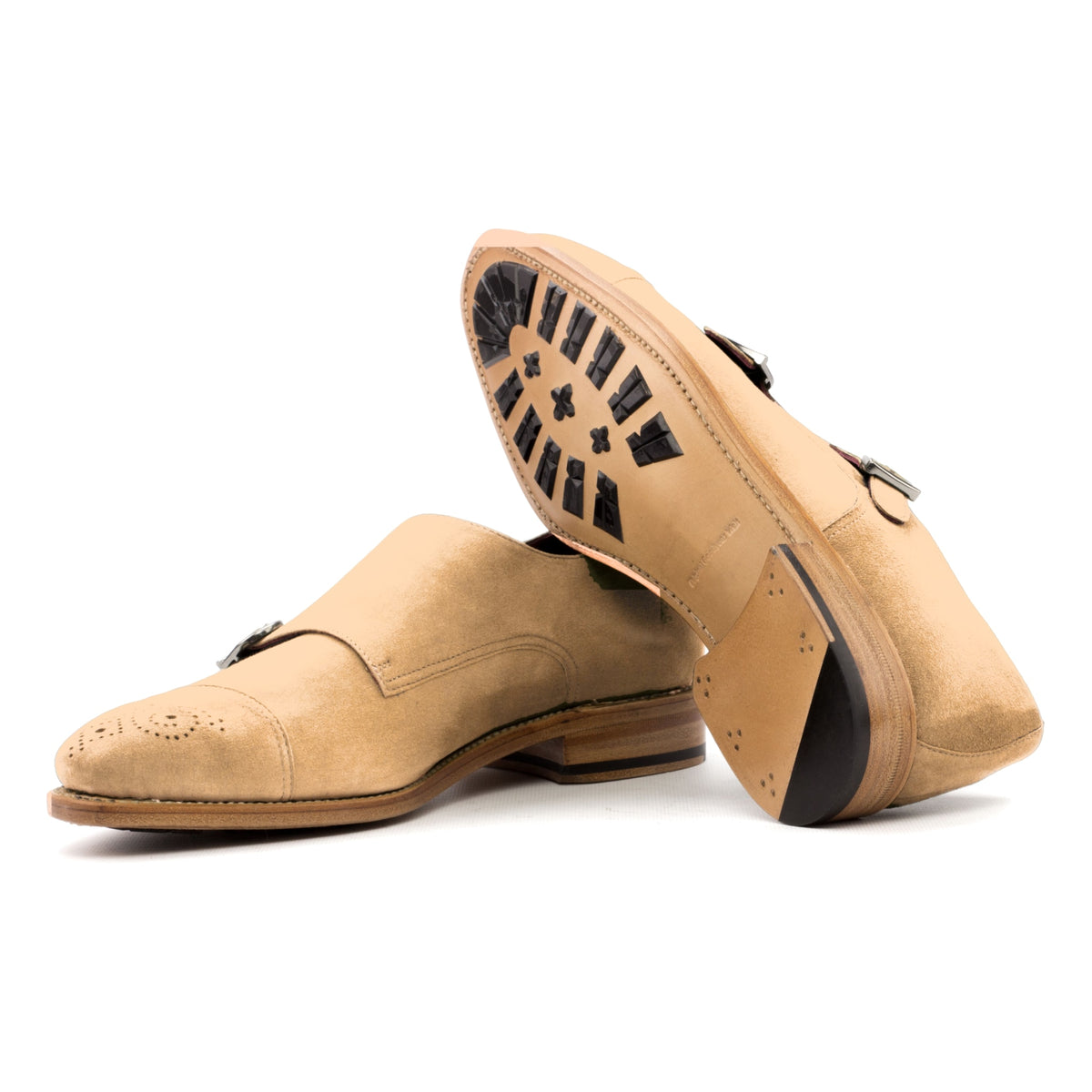 Chaussure double boucle en daim de chevreau camel : une chaussure debout, l’autre couchée montre sa semelle