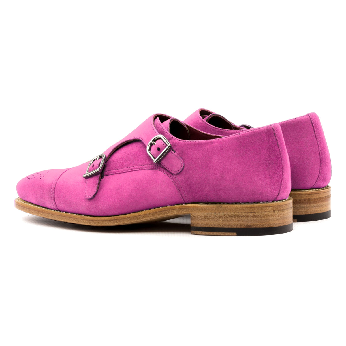 Chaussure double boucle en daim de chevreau fuchsia, la paire vue de trois quarts arrière