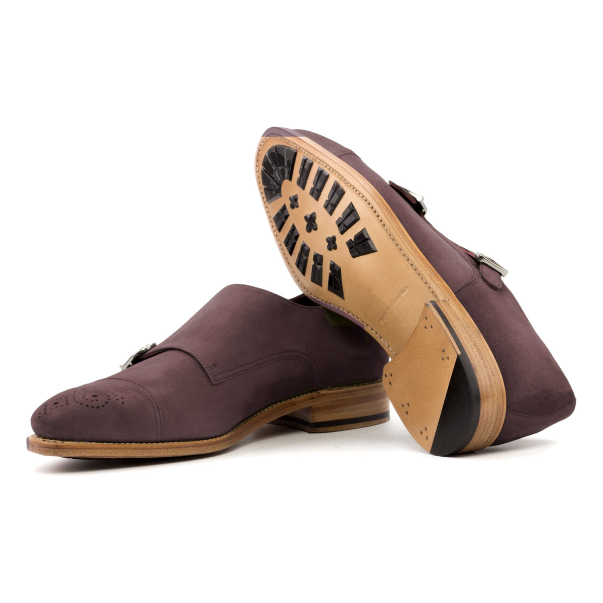 Chaussure double boucle en daim de chevreau marron : une chaussure debout, l’autre couchée montre sa semelle