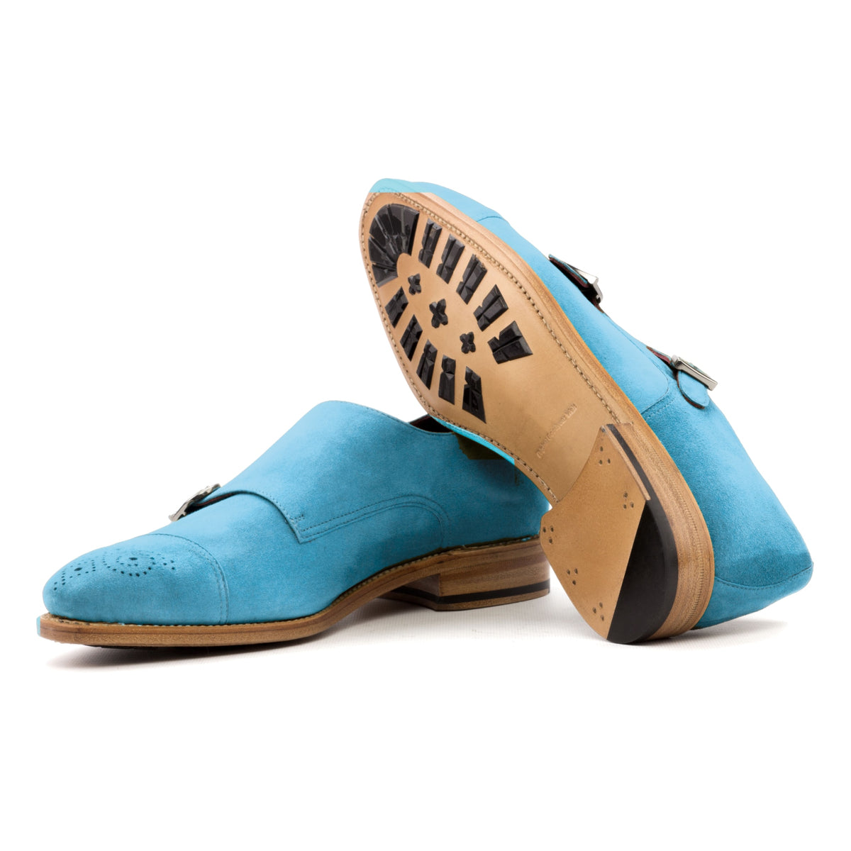 Chaussure double boucle en daim de chevreau turquoise : une chaussure debout, l’autre couchée montre sa semelle