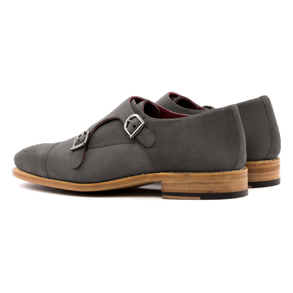 Chaussure double boucle en daim gris, la paire vue de trois quarts arrière