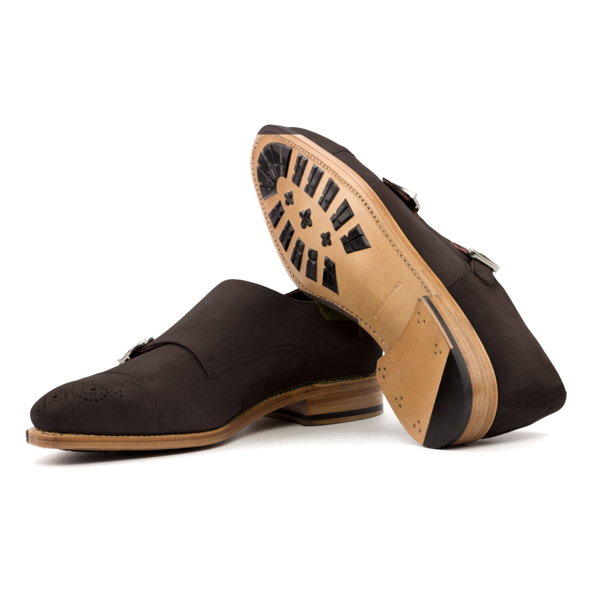 Chaussure double boucle en daim marron foncé : une chaussure debout, l’autre couchée montre sa semelle