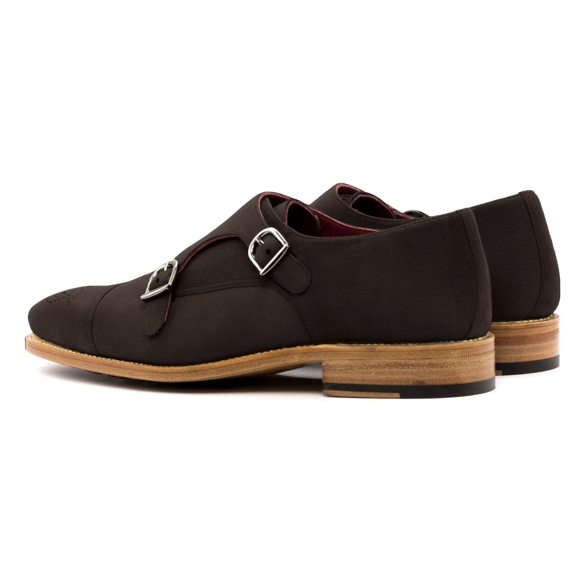 Chaussure double boucle en daim marron foncé, la paire vue de trois quarts arrière