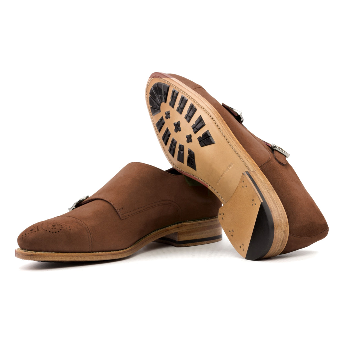 Chaussure double boucle en daim marron moyen : une chaussure debout, l’autre couchée montre sa semelle