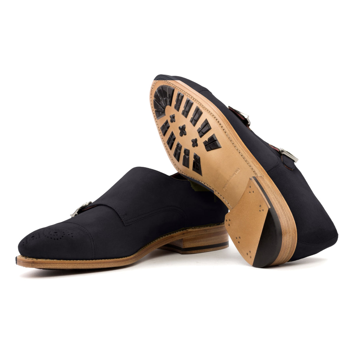 Chaussure double boucle en daim noir : une chaussure debout, l’autre couchée montre sa semelle
