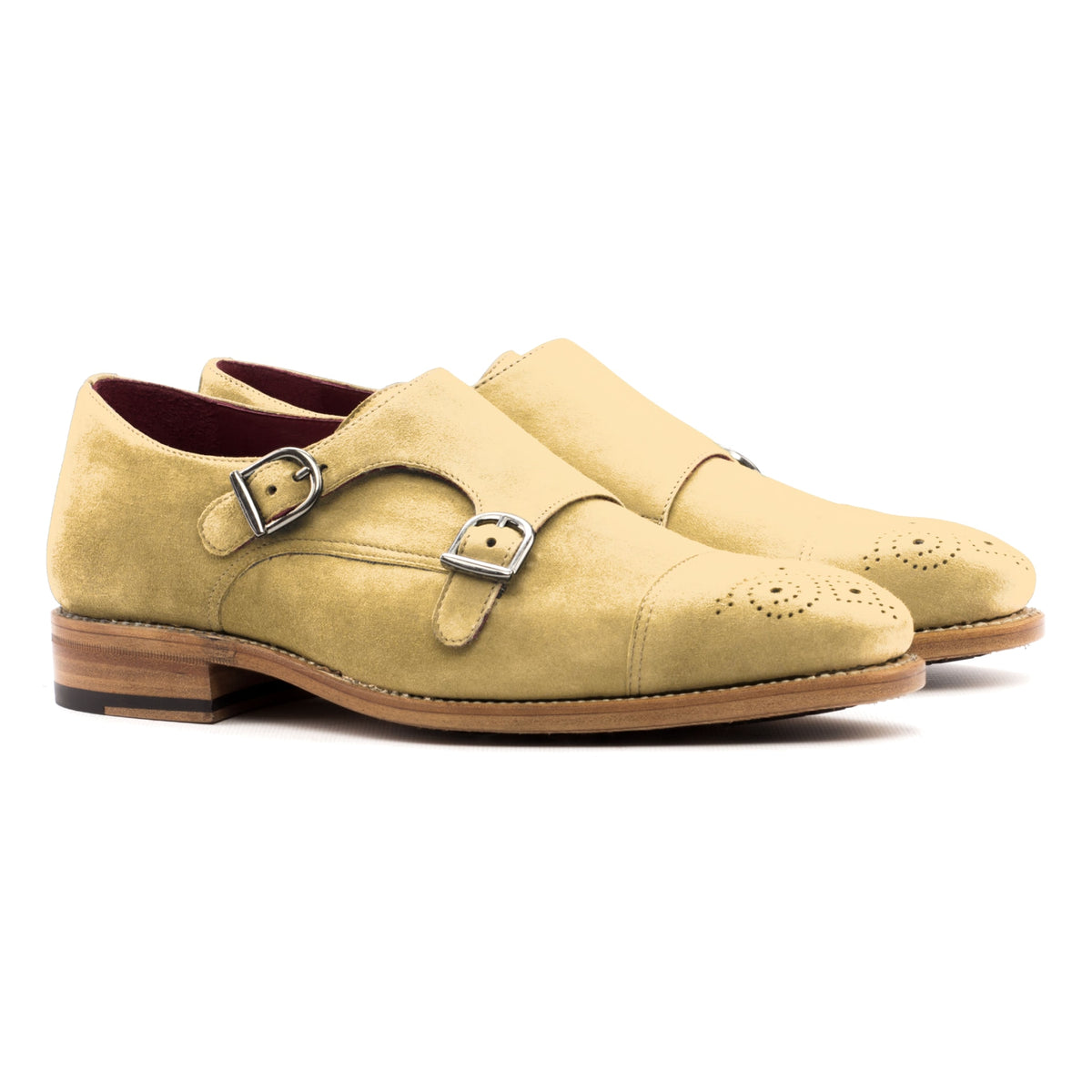 Chaussure double boucle en daim sable, la paire vue de trois quarts avant