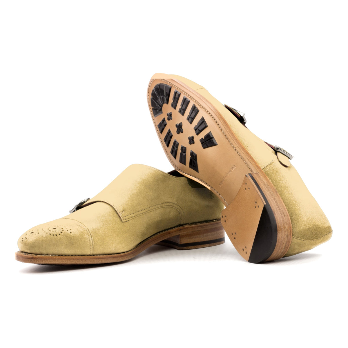 Chaussure double boucle en daim sable : une chaussure debout, l’autre couchée montre sa semelle