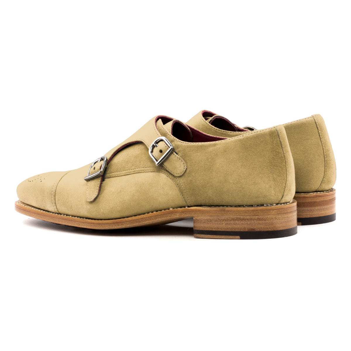 Chaussure double boucle en daim sable, la paire vue de trois quarts arrière