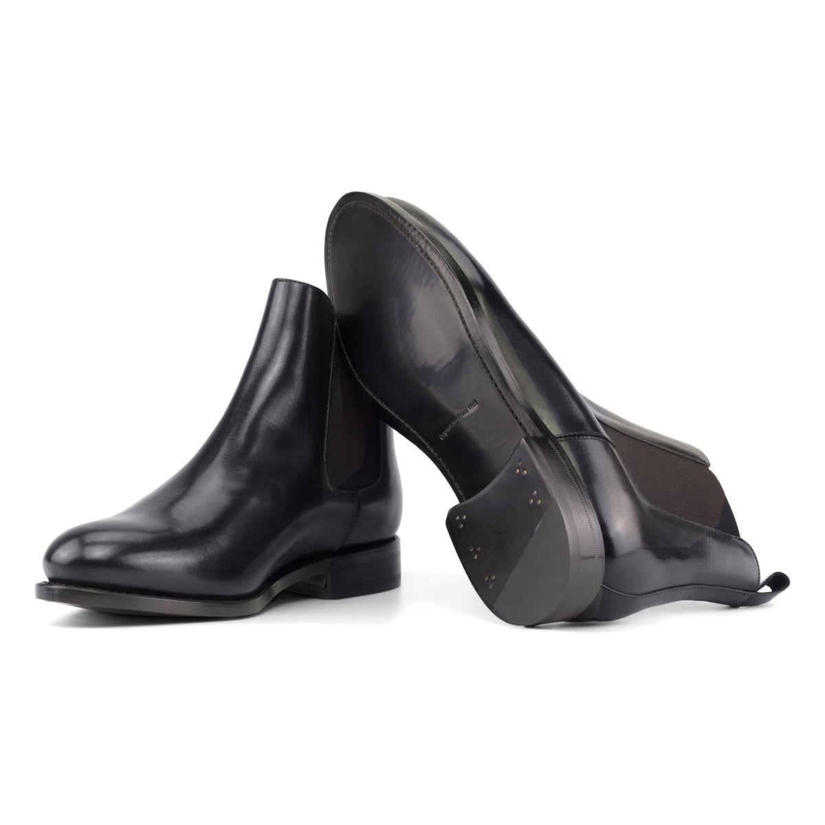 Chelsea Boots en cuir bleu marine, semelle cuir : une bottine debout, l’autre couchée montre sa semelle