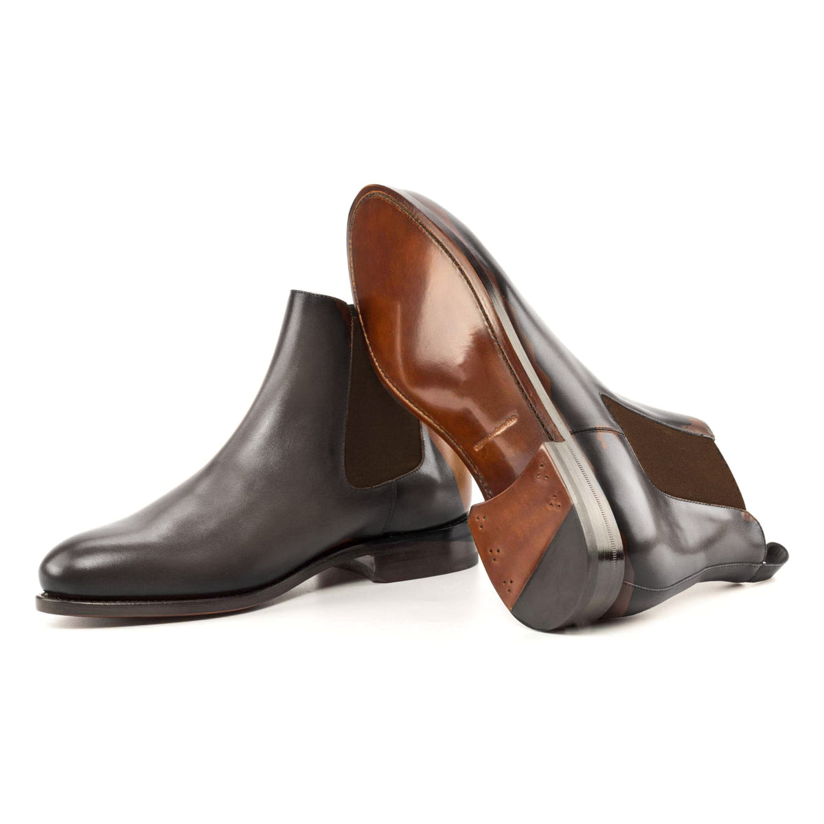 Chelsea Boots en cuir teinté main gris, semelle cuir : une bottine debout, l’autre couchée montre sa semelle