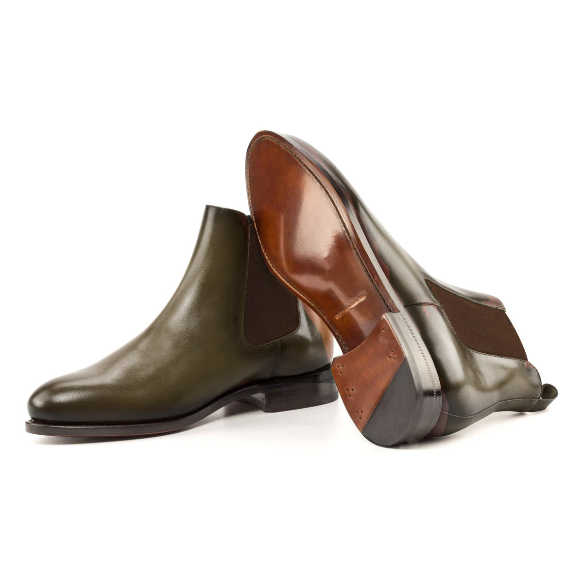 Chelsea Boots en cuir teinté main vert olive, semelle cuir : une bottine debout, l’autre couchée montre sa semelle