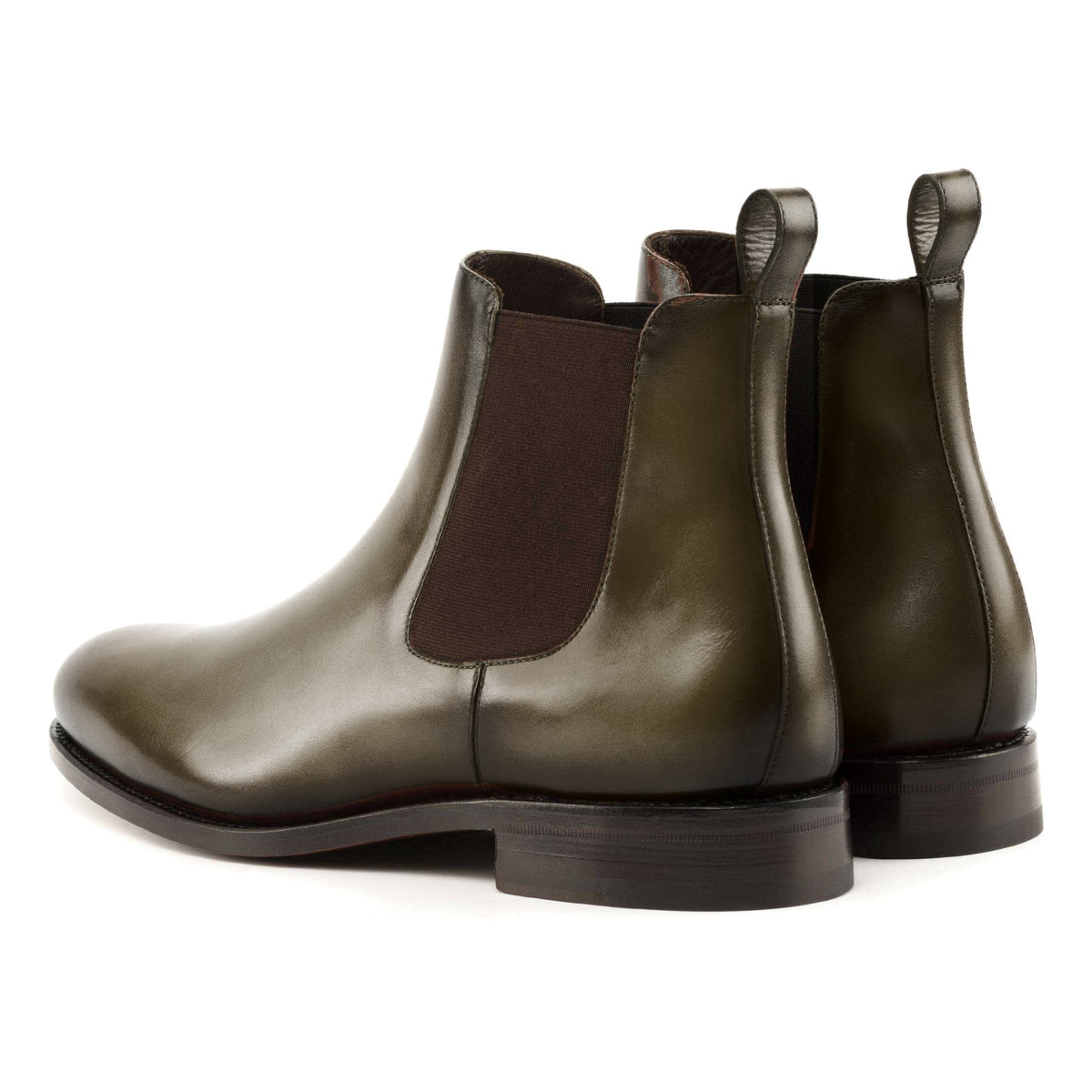 Chelsea Boots en cuir teinté main vert olive, la paire vue de trois quarts arrière