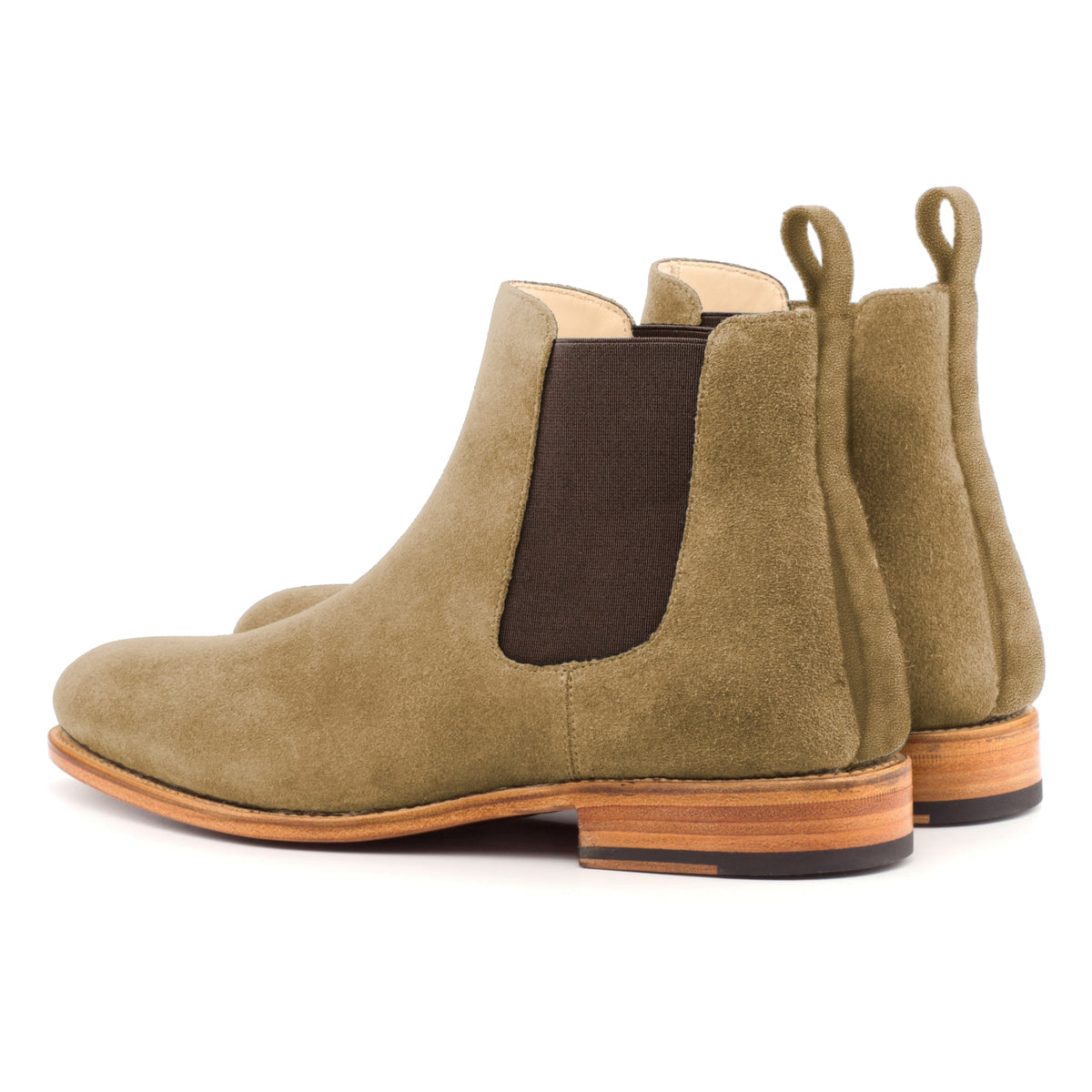 Chelsea Boots en daim camel, la paire vue de trois quarts arrière