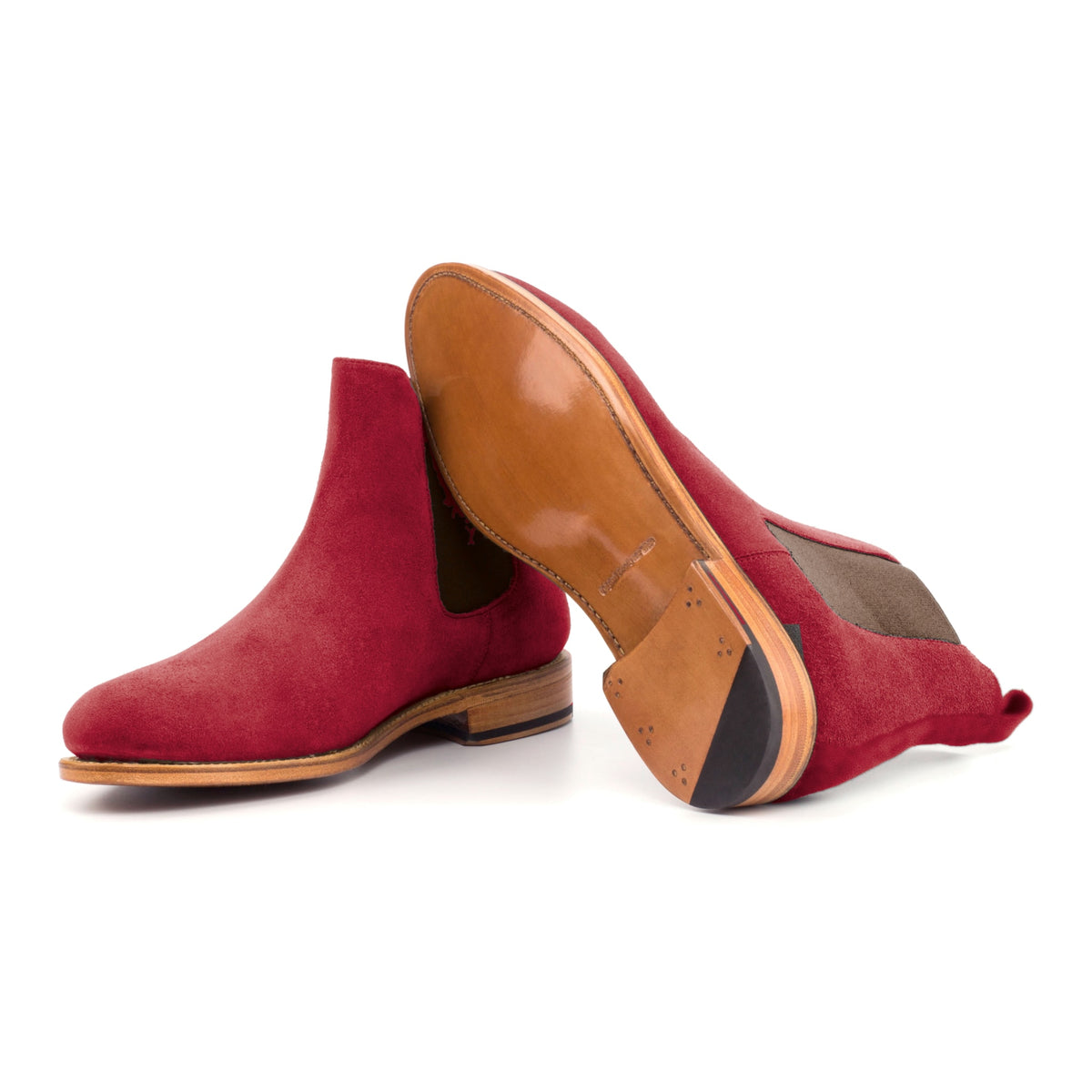 Chelsea Boots en daim de chevreau rouge, semelle cuir : une bottine debout, l’autre couchée montre sa semelle