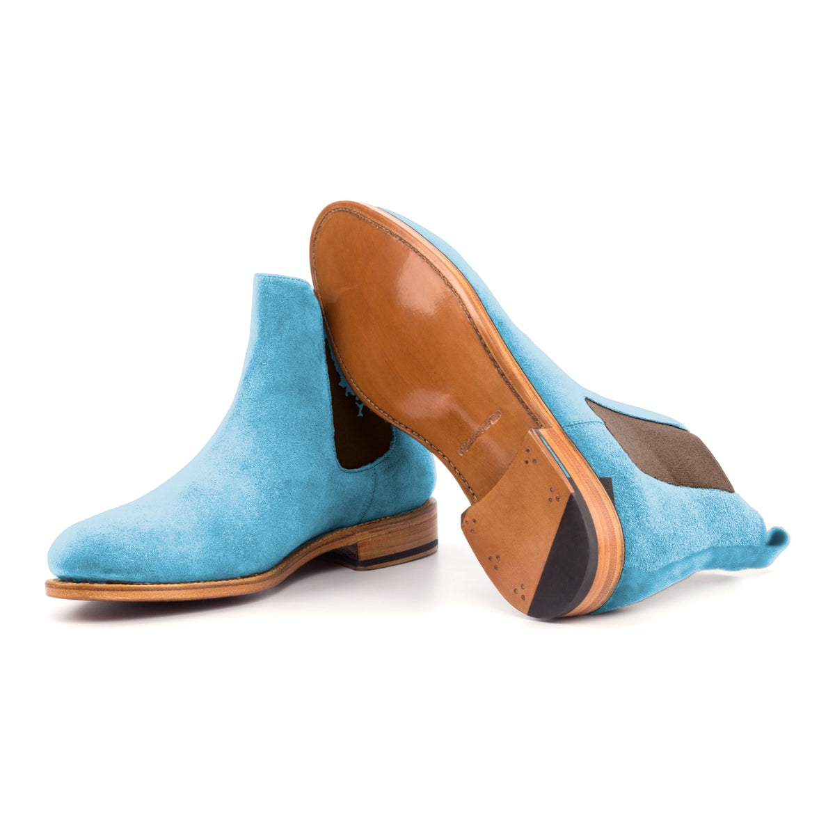 Chelsea Boots en daim de chevreau turquoise, semelle cuir : une bottine debout, l’autre couchée montre sa semelle