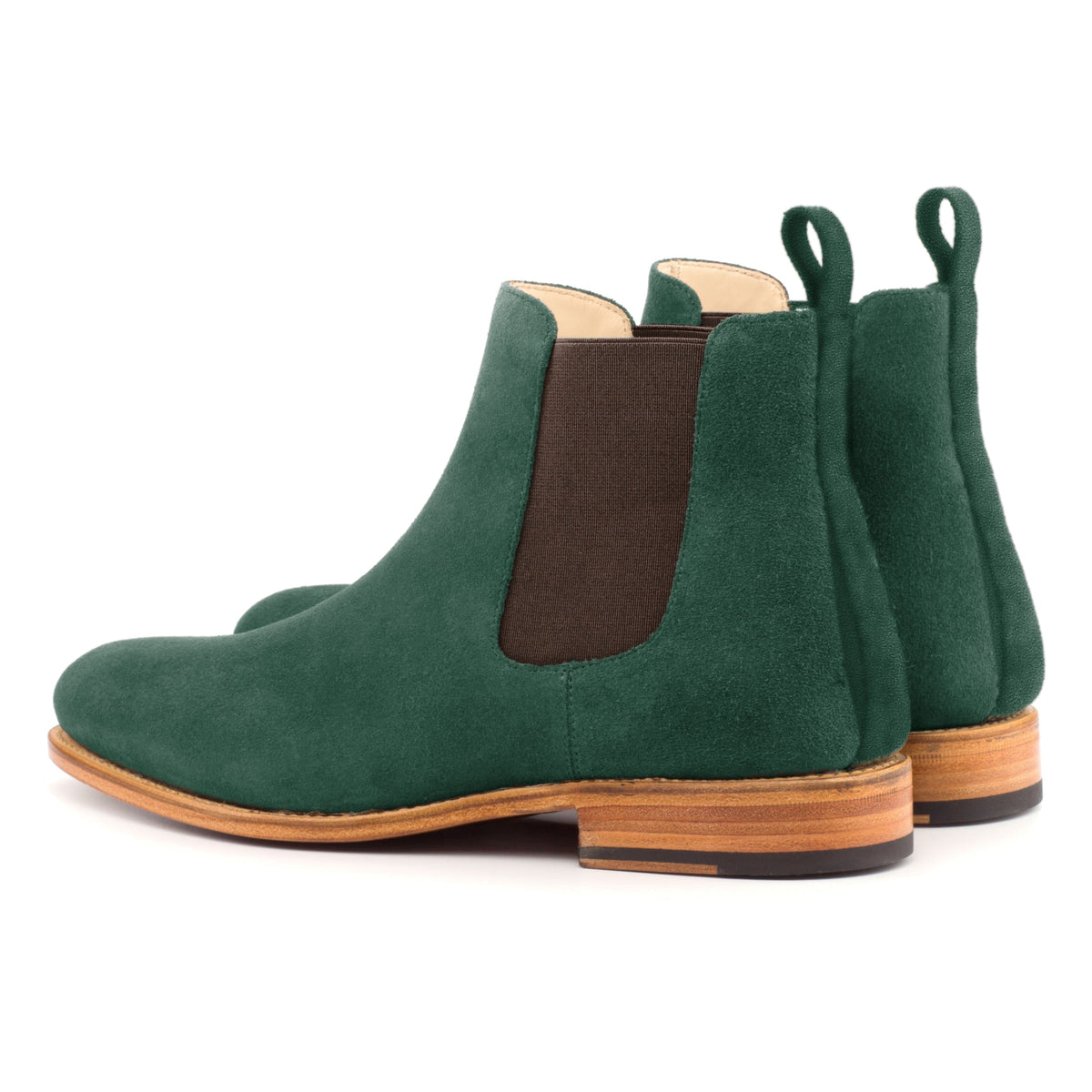 Chelsea Boots en daim de chevreau vert forêt, la paire vue de trois quarts arrière