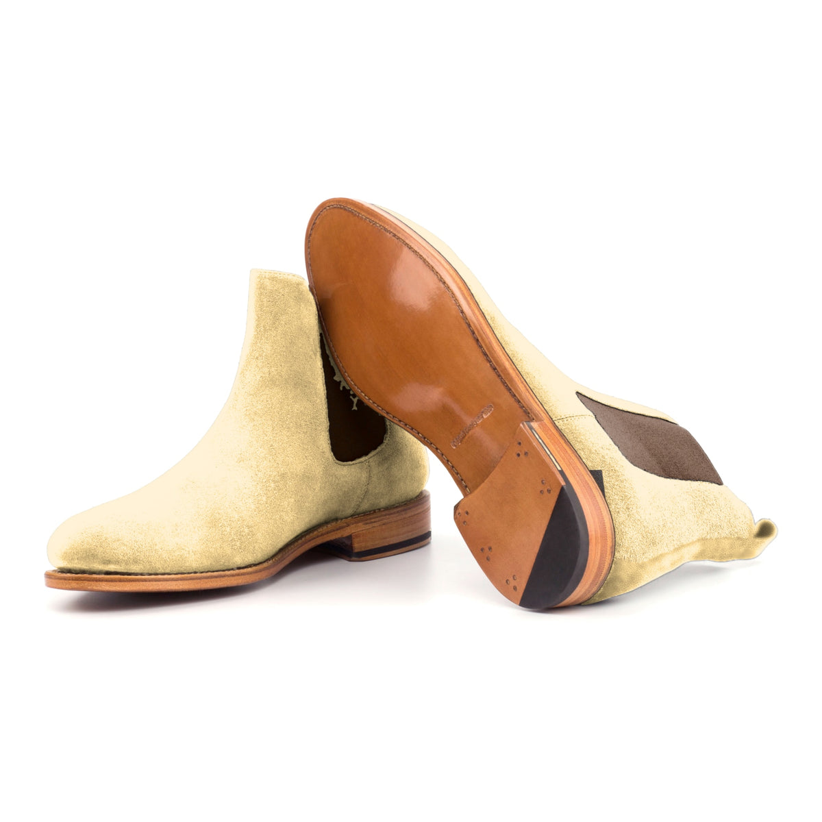 Chelsea Boots en daim sable, semelle cuir : une bottine debout, l’autre couchée montre sa semelle
