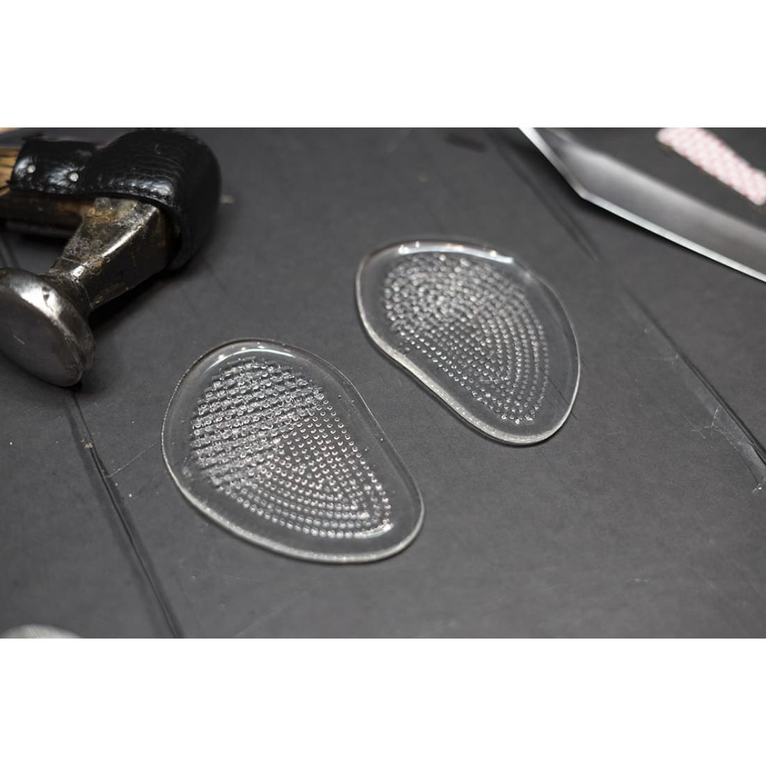 Paire de coussinets en gel transparent en forme de goutte, avec leur relief de picots.