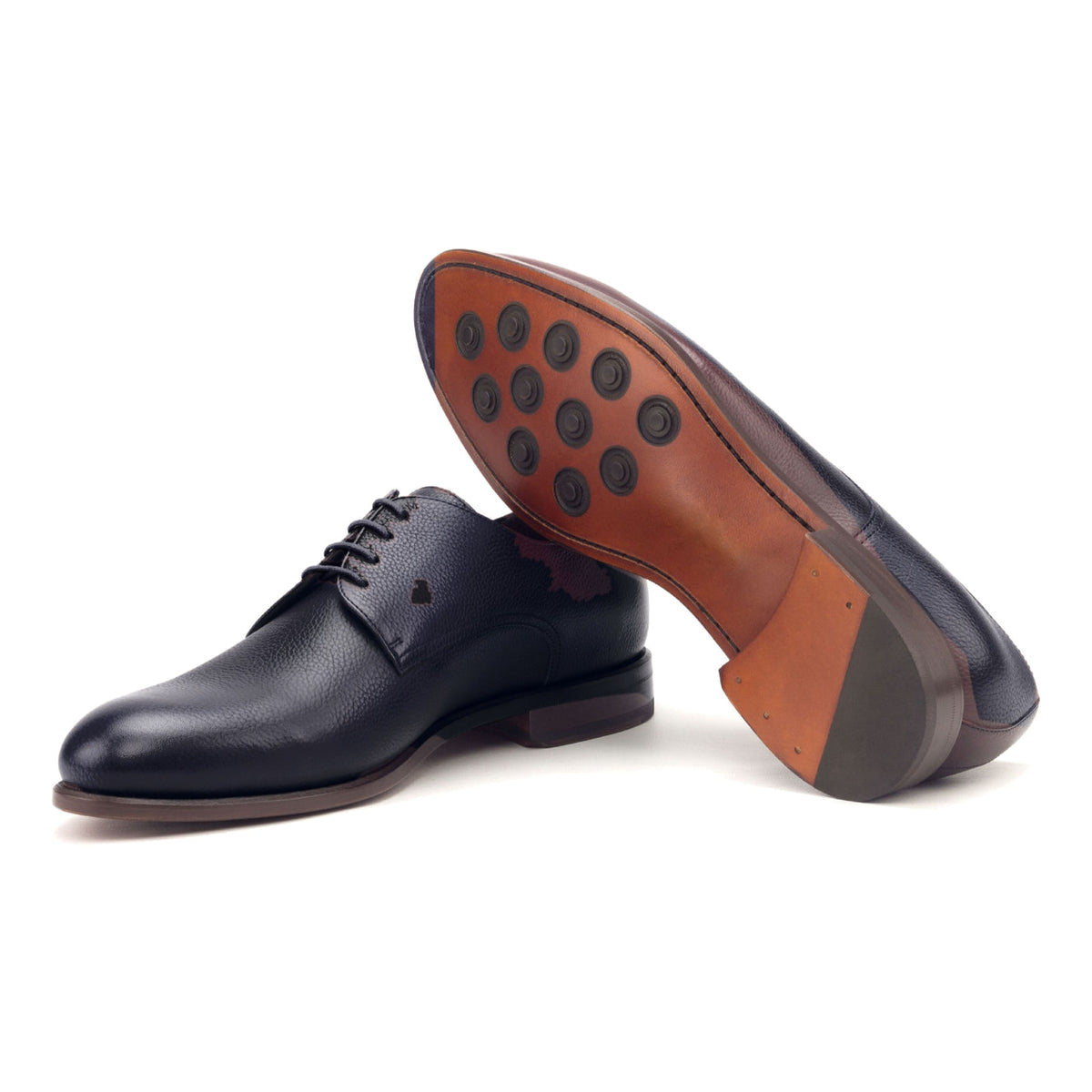 Derby en cuir grainé bleu pétrole, semelle cuir Buttons : une chaussure debout, l’autre couchée montre sa semelle