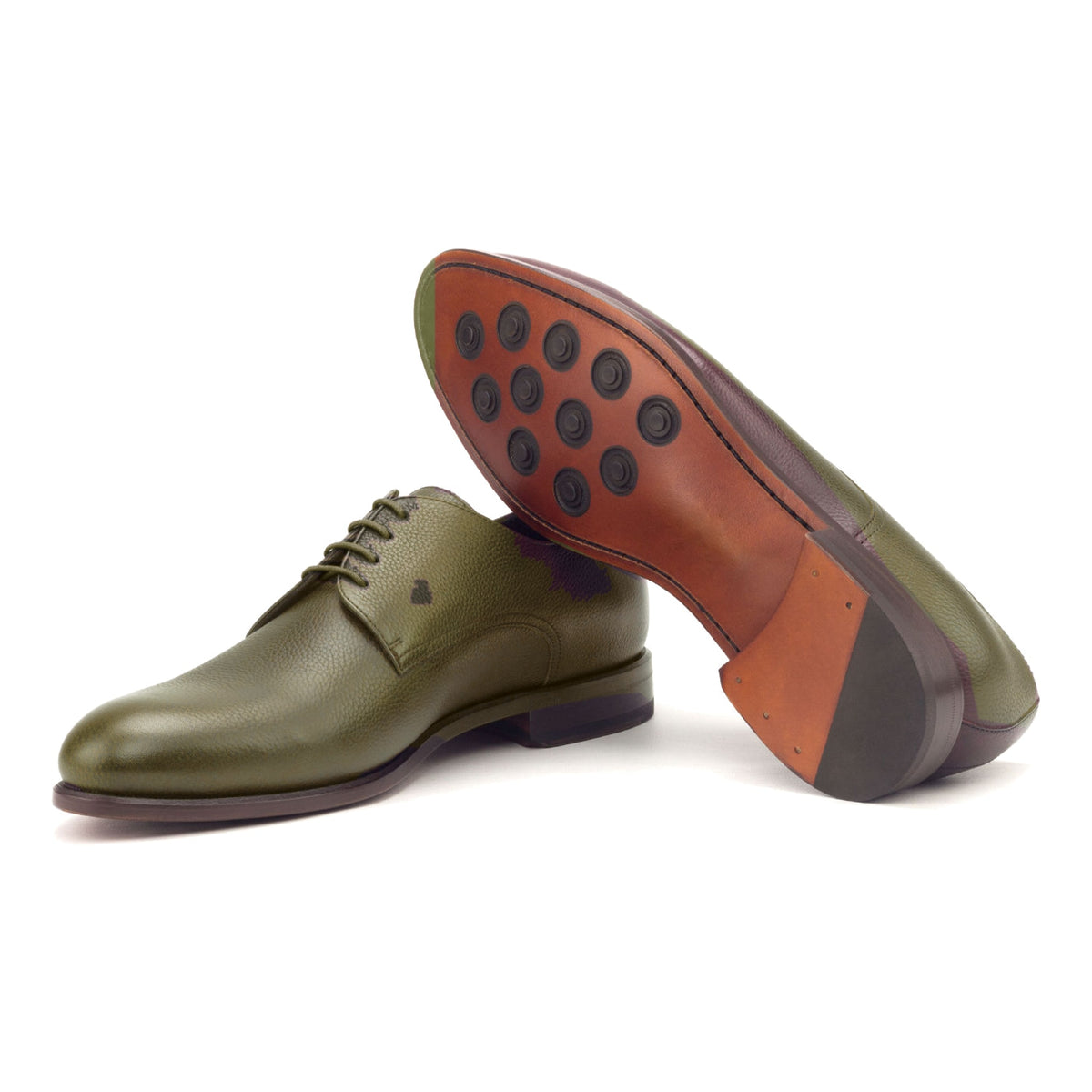 Derby en cuir grainé vert olive, semelle cuir Buttons : une chaussure debout, l’autre couchée montre sa semelle