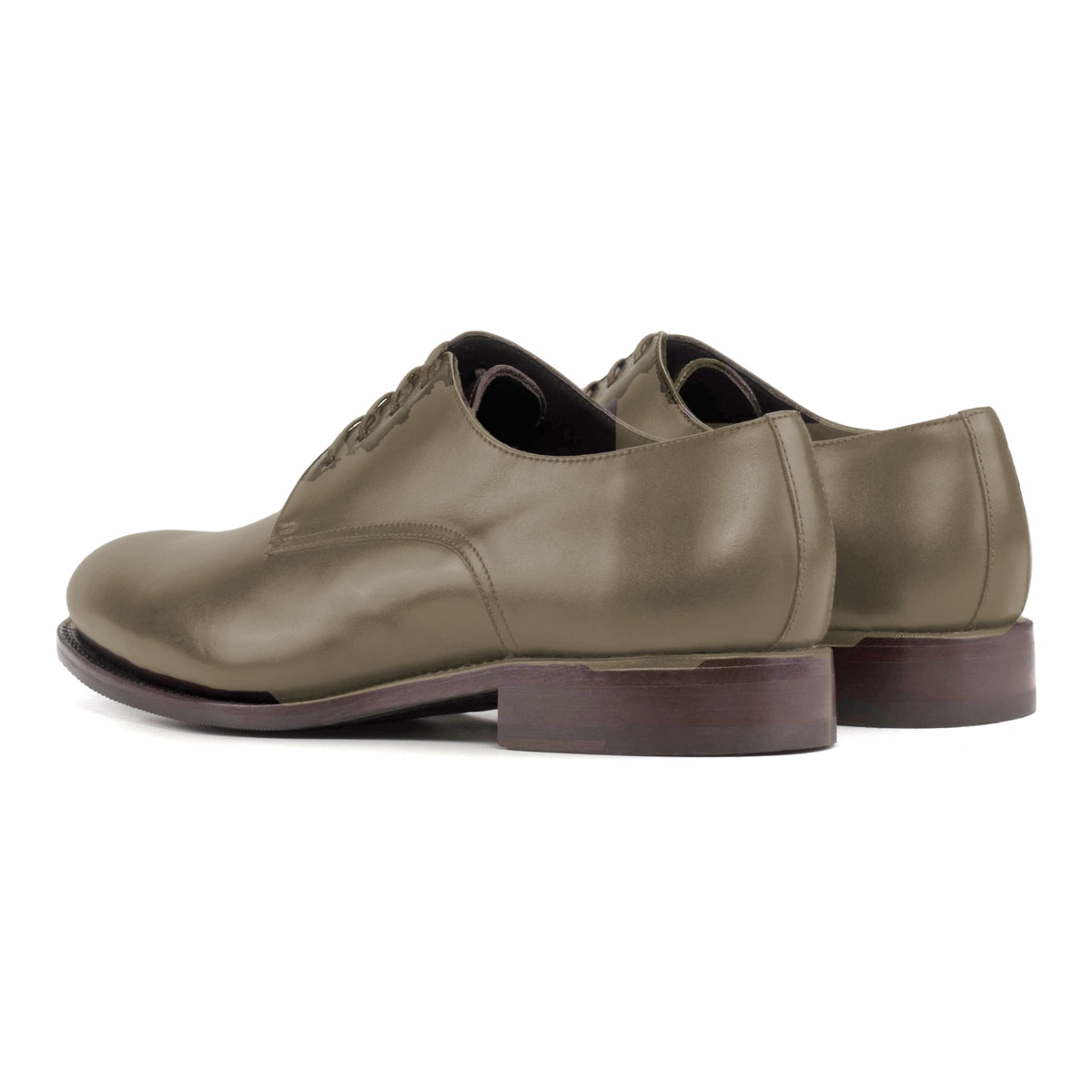 Derby en cuir teinté main vert olive, la paire vue de trois quarts arrière