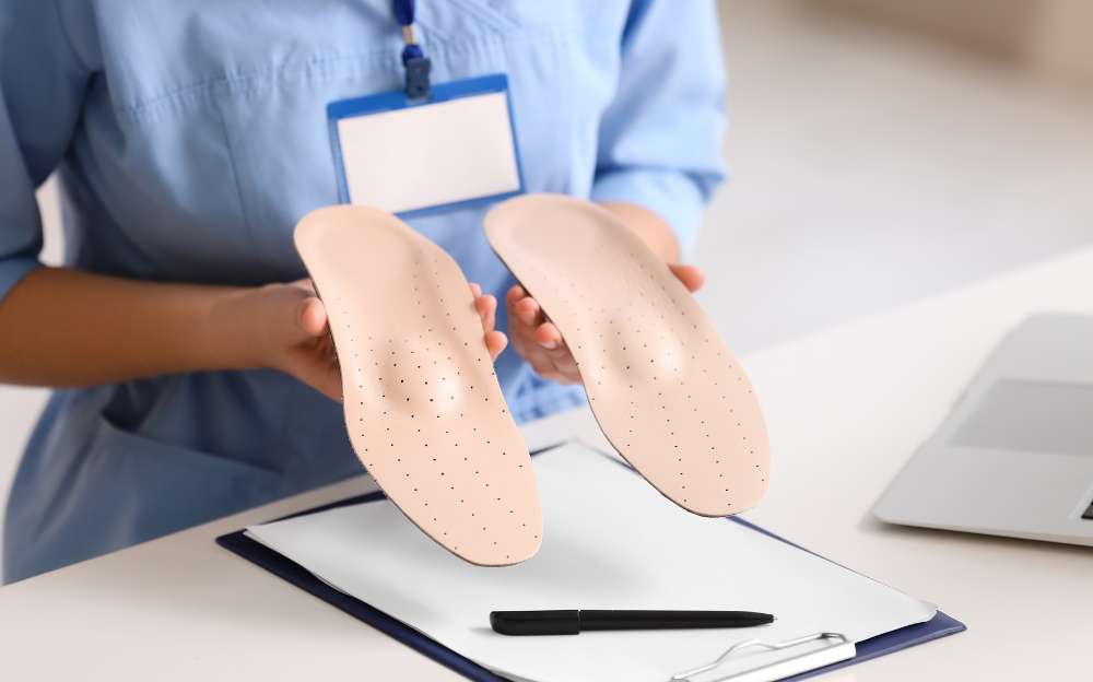 Tout savoir sur les douleurs aux voûtes plantaires et leurs solutions : Découvrez les bienfaits des semelles orthopédiques en cuir