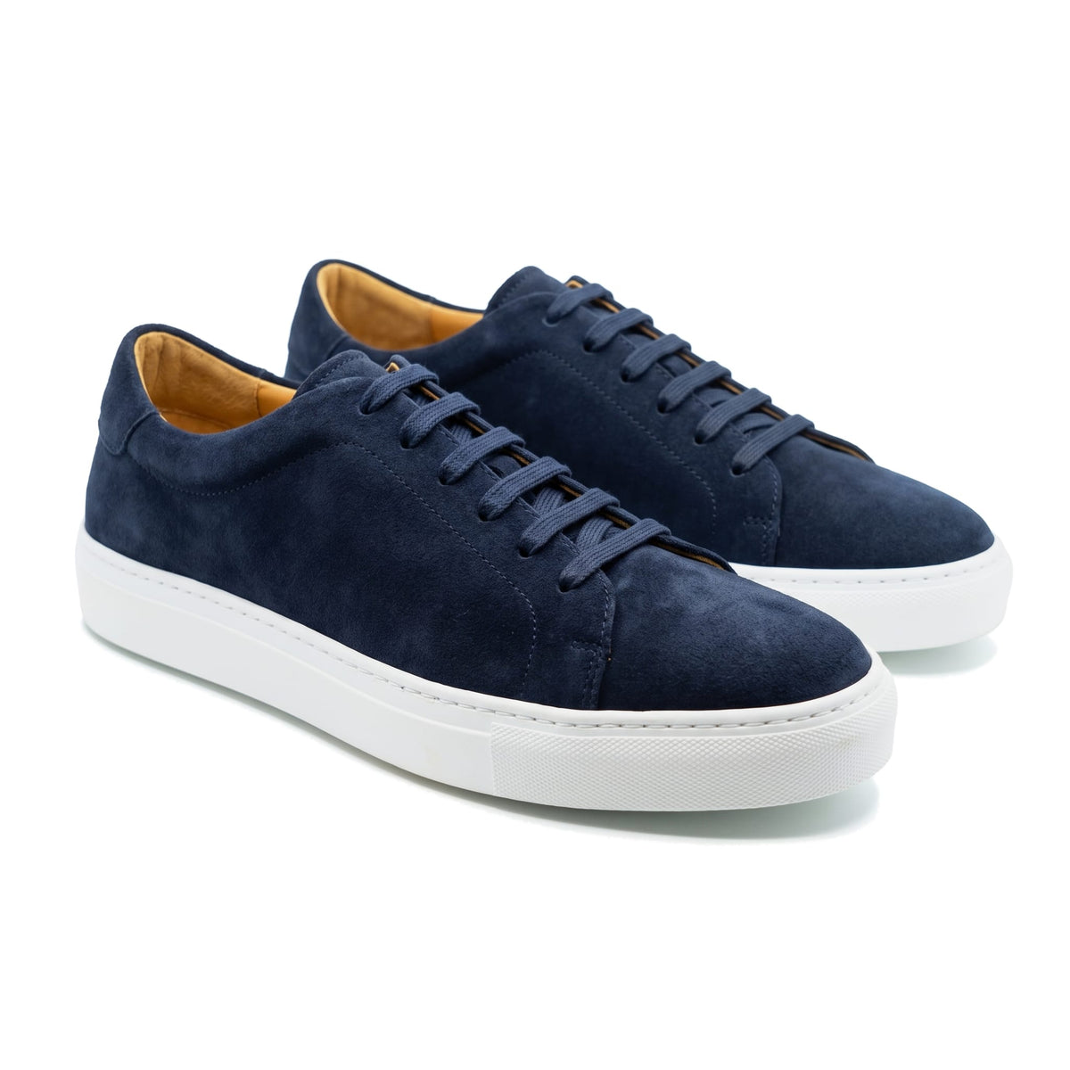 Paire de baskets Lane en daim bleu marine sur semelle de gomme blanche, vue de trois quarts