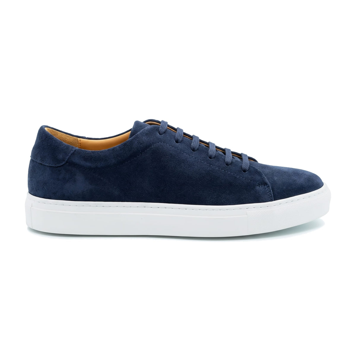 Basket Lane en daim bleu marine vue de profil, laçage droit et semelle de gomme blanche