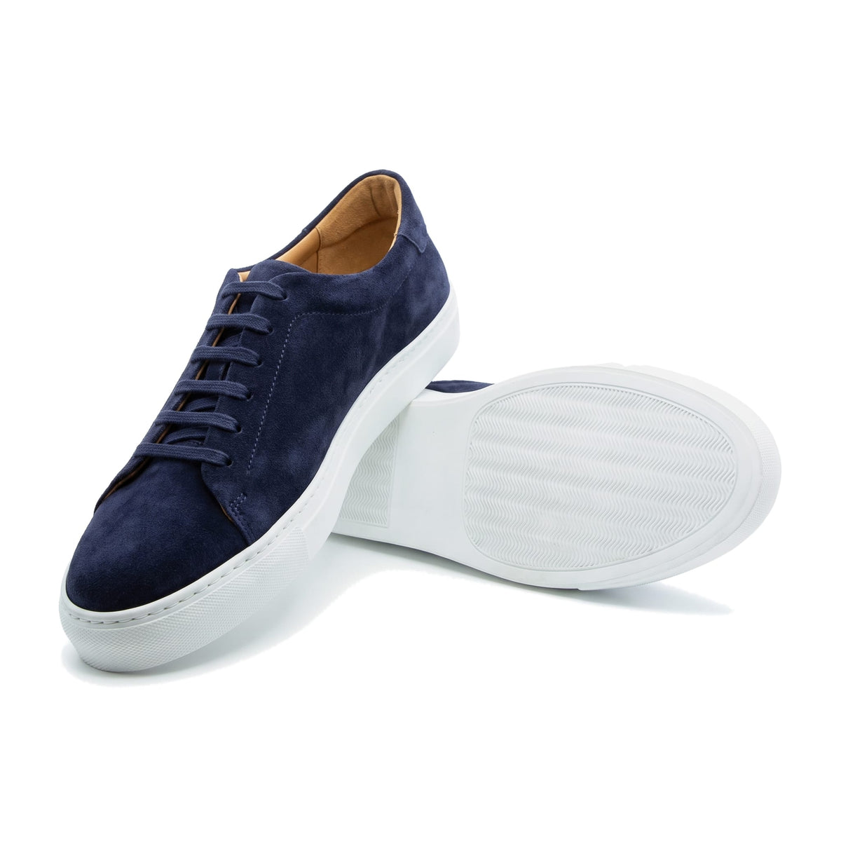 Basket Lane en daim bleu marine posée sur l’autre chaussure retournée : semelle de gomme blanche vue de dessous