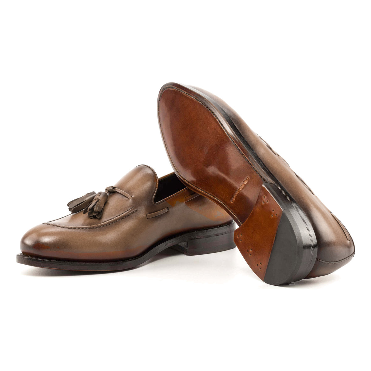 Mocassin à glands en cuir noisette : une chaussure couchée montre la semelle