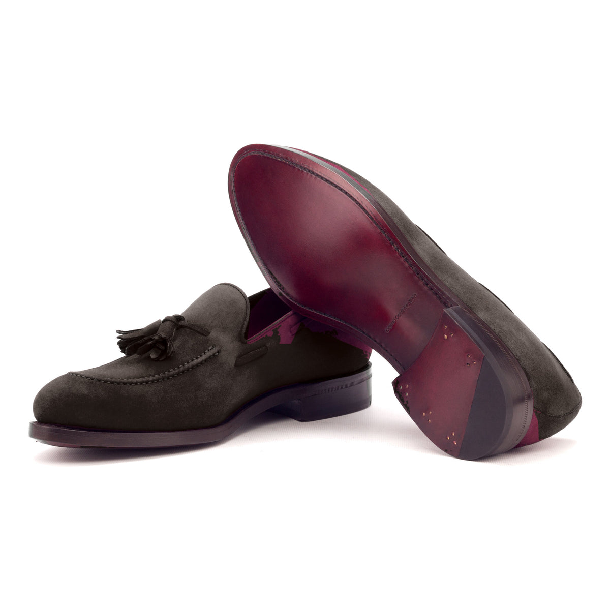 Mocassin à glands en daim marron foncé : une chaussure couchée montre la semelle