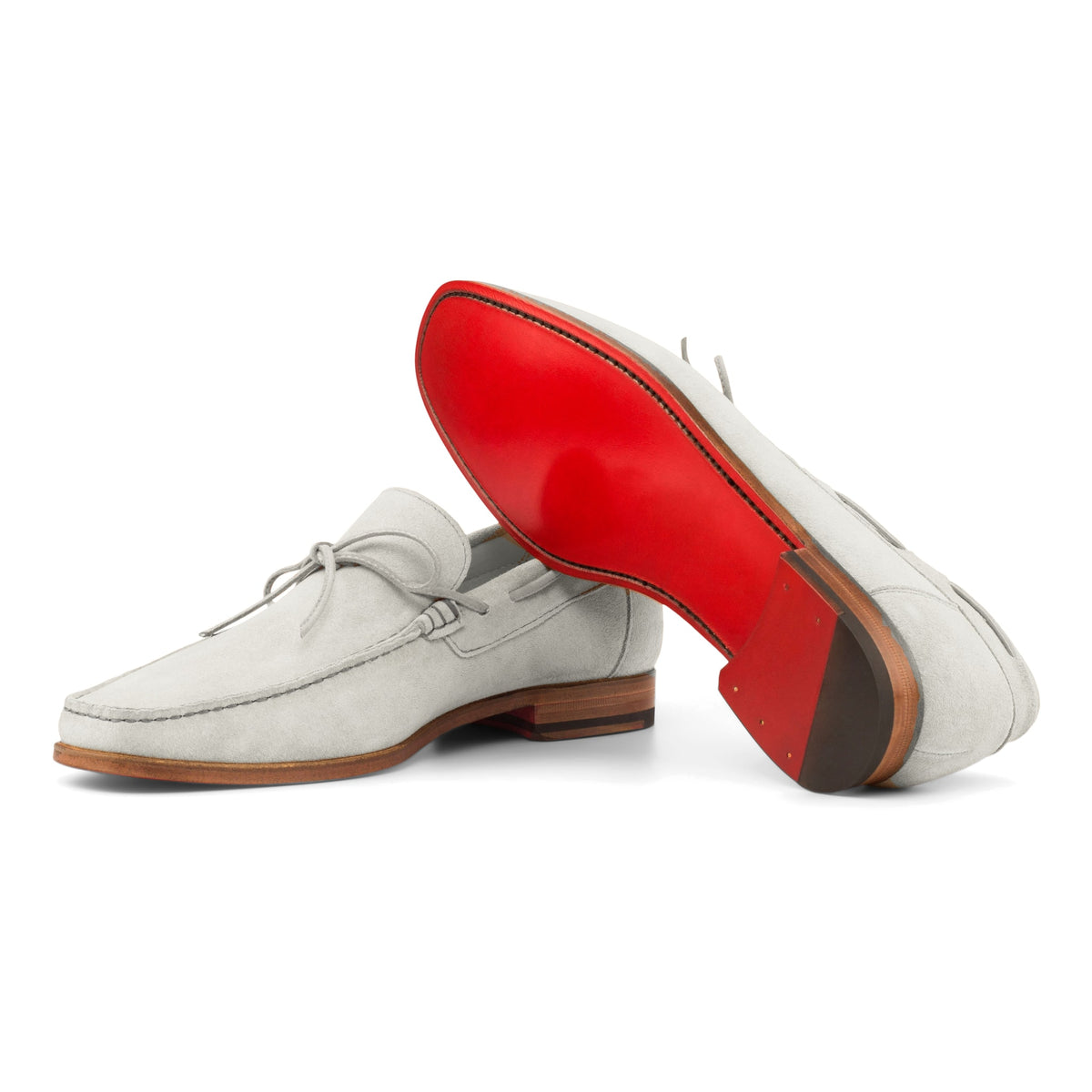 Mocassin bateau en daim blanc : une chaussure couchée montre la semelle