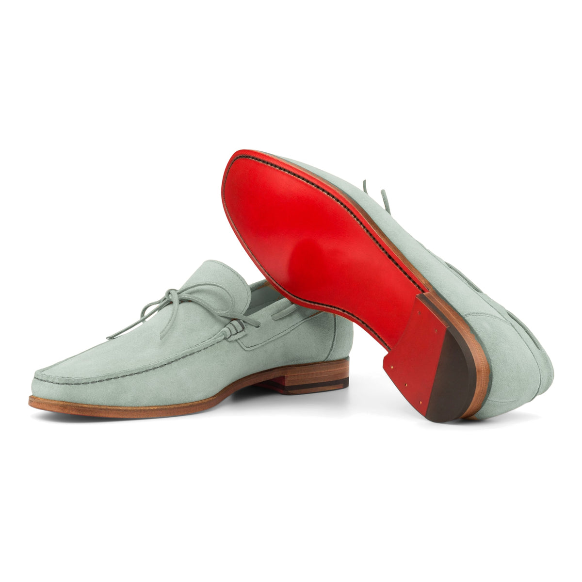 Mocassin bateau en daim bleu ciel : une chaussure couchée montre la semelle