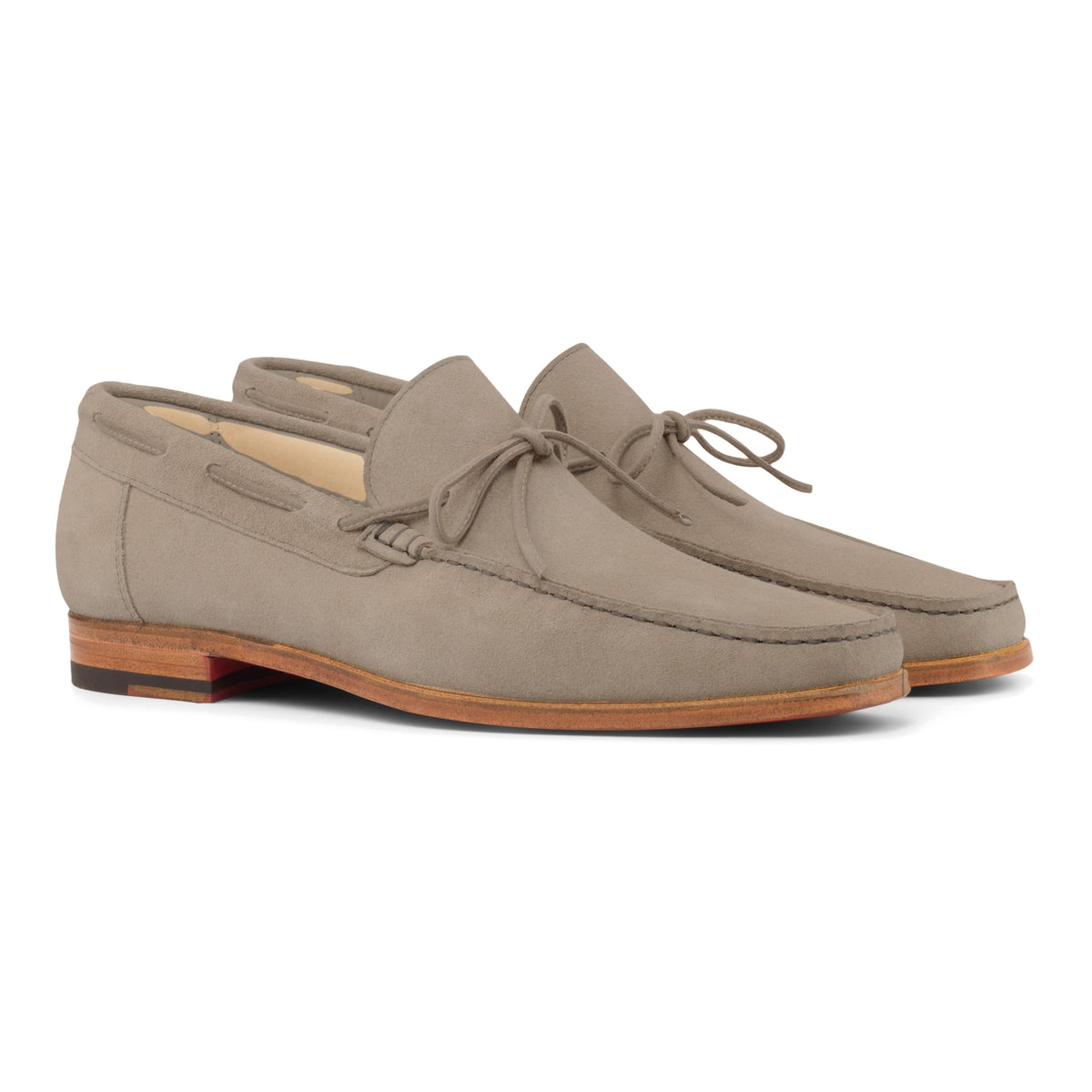 Mocassin bateau en daim gris, vue de trois quarts avant
