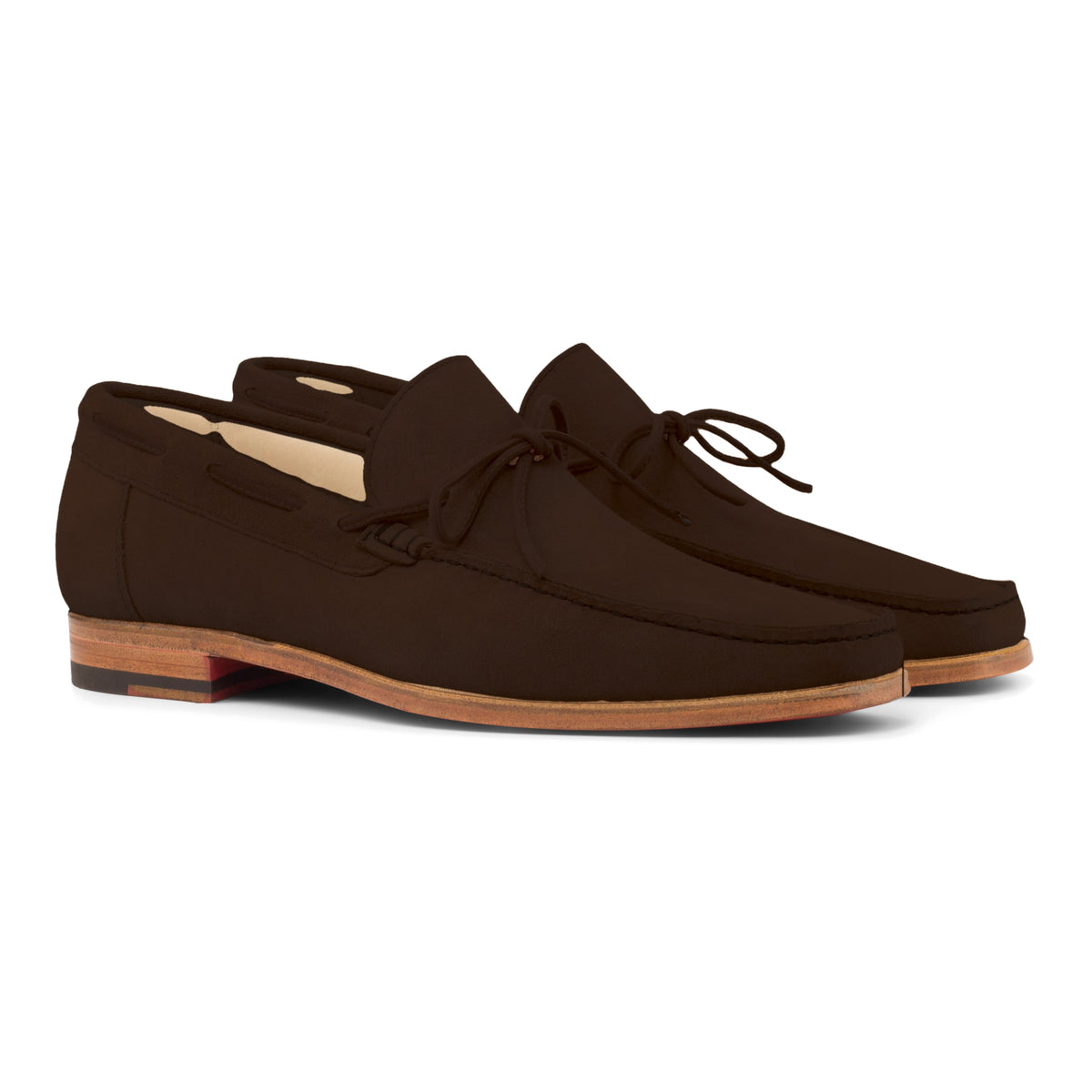 Mocassin bateau en daim marron foncé, vue de trois quarts avant