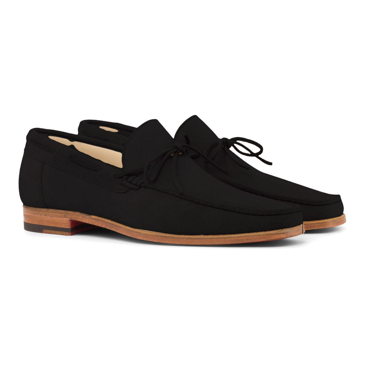 Mocassin bateau en daim noir, vue de trois quarts avant