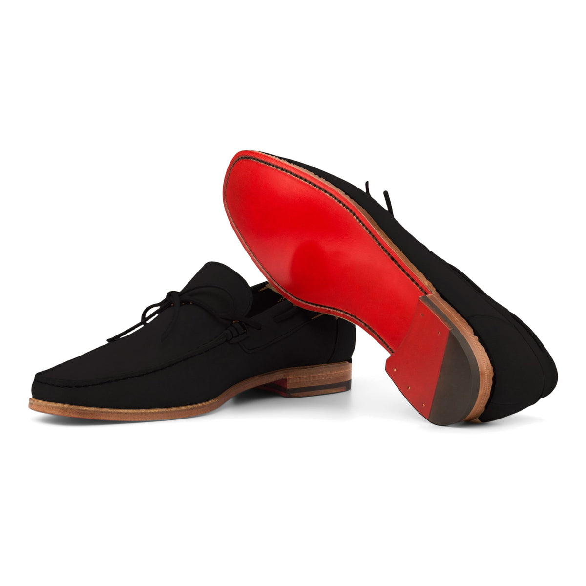 Mocassin bateau en daim noir : une chaussure couchée montre la semelle