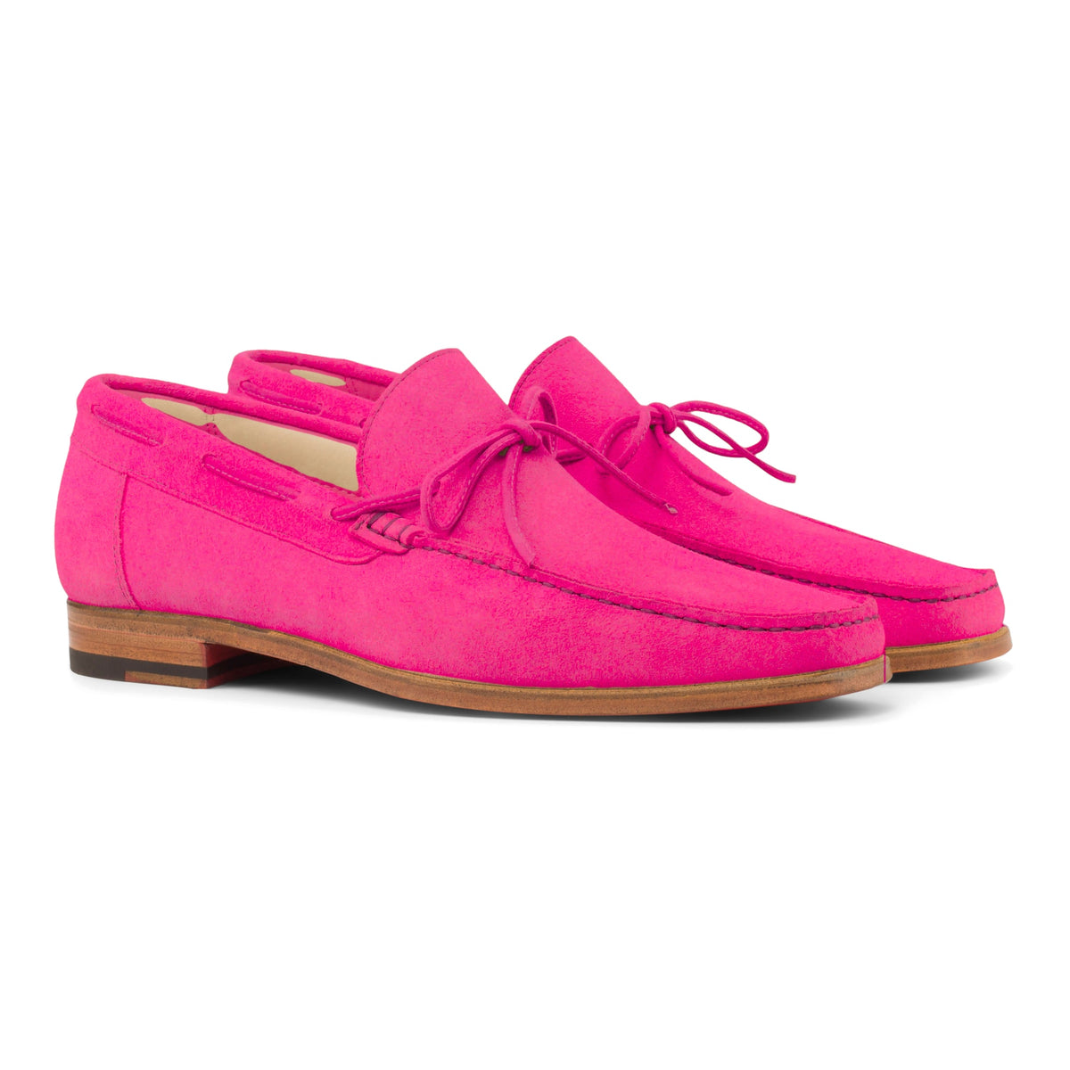 Mocassin bateau en daim rose, vue de trois quarts avant