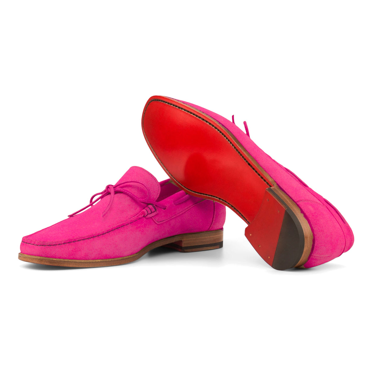 Mocassin bateau en daim rose : une chaussure couchée montre la semelle