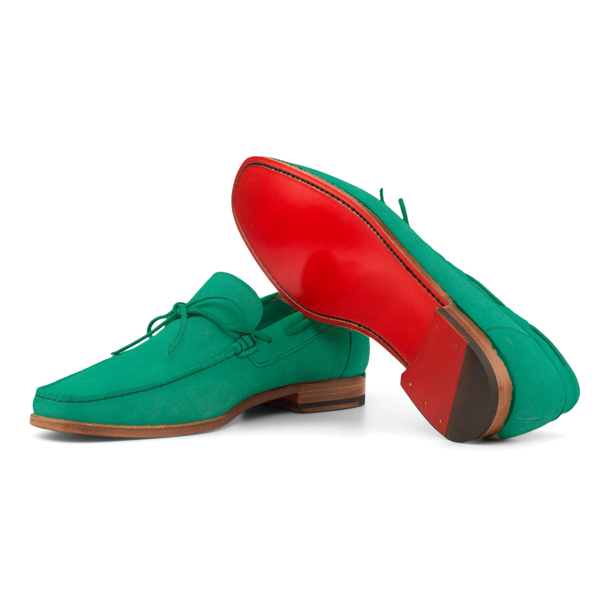 Mocassin bateau en daim vert émeraude : une chaussure couchée montre la semelle
