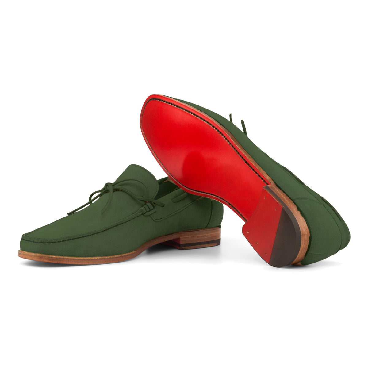 Mocassin bateau en daim vert foncé : une chaussure couchée montre la semelle