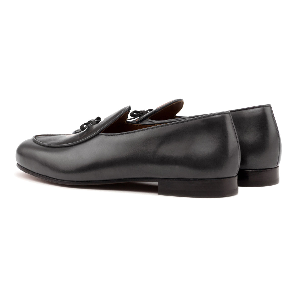 Mocassin belge en cuir noir, vue de trois quarts arrière