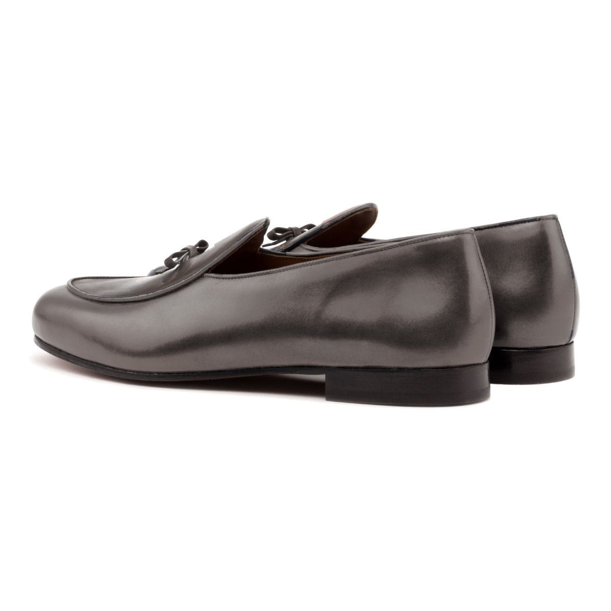 Mocassin belge en cuir teinté main gris, vue de trois quarts arrière