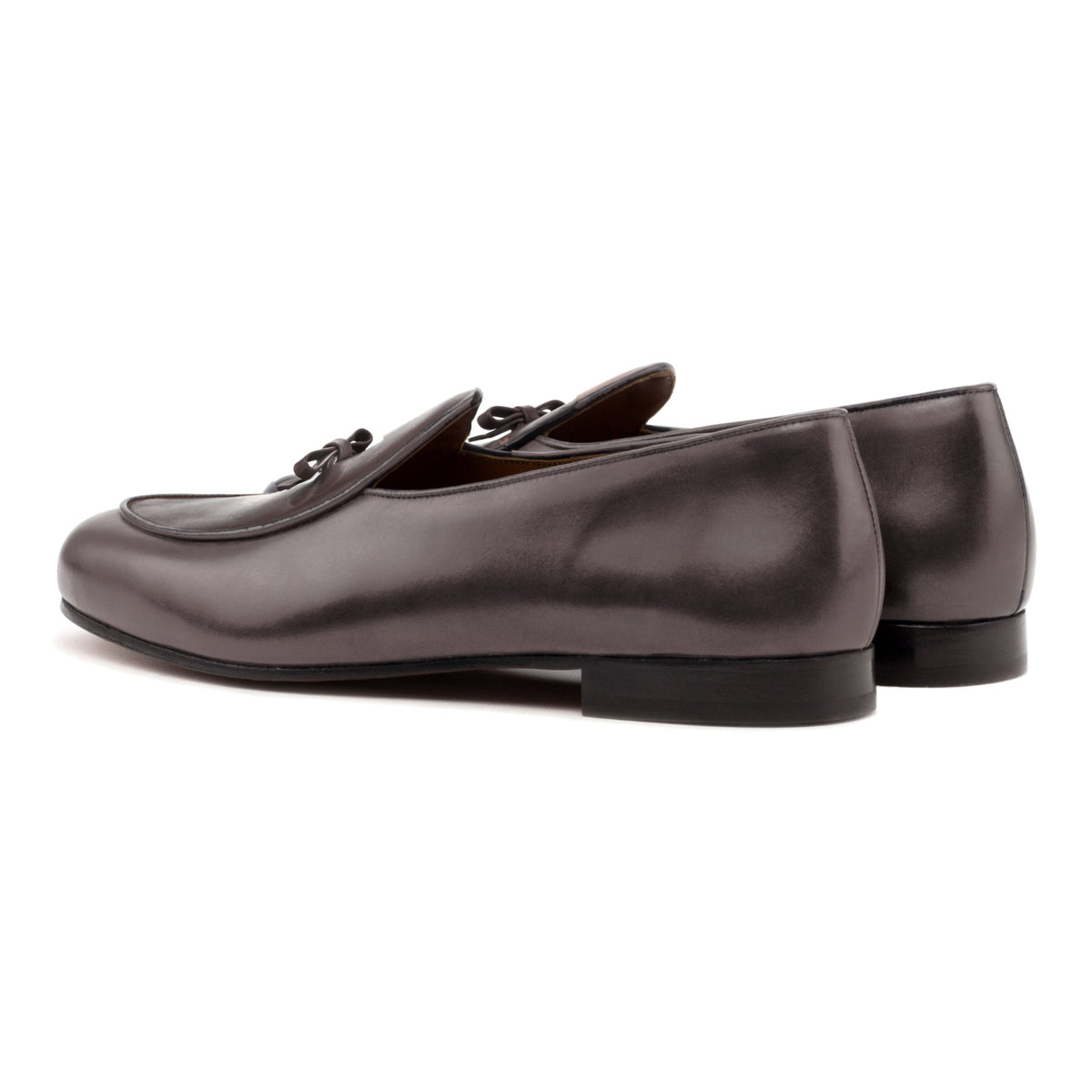 Mocassin belge en cuir teinté main marron foncé, vue de trois quarts arrière