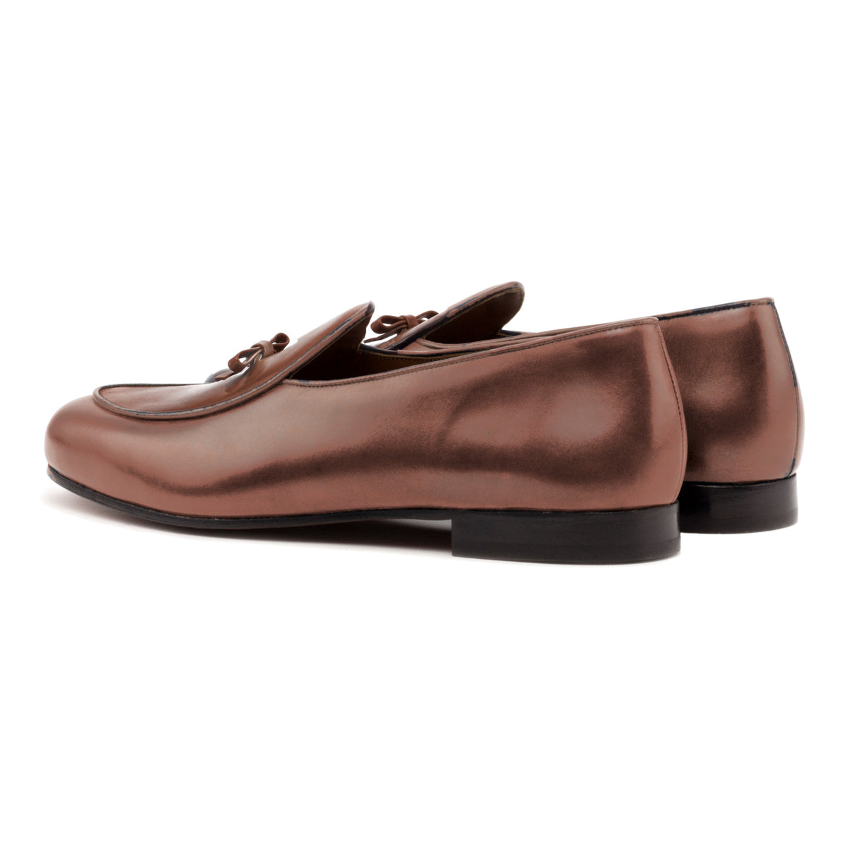 Mocassin belge en cuir teinté main marron moyen, vue de trois quarts arrière