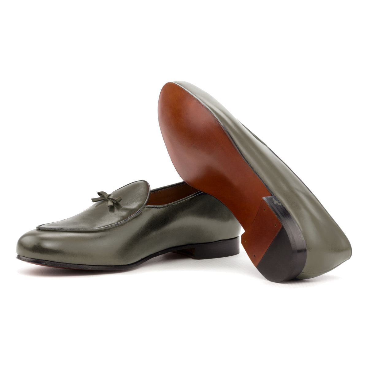 Mocassin belge en cuir teinté main vert olive : une chaussure couchée montre la semelle