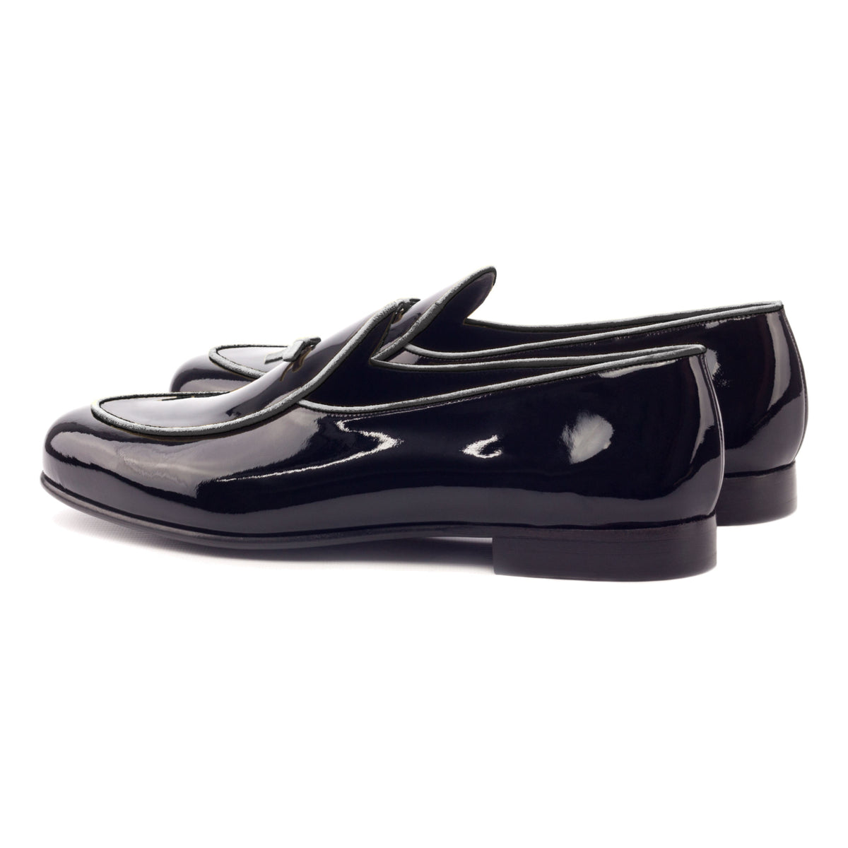 Mocassin belge en cuir vernis noir, vue de trois quarts arrière